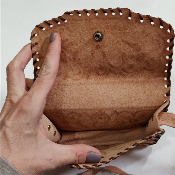 EUC💛Mini Leather Floral Embossed Crossbody Bag - Picture 7 of 8